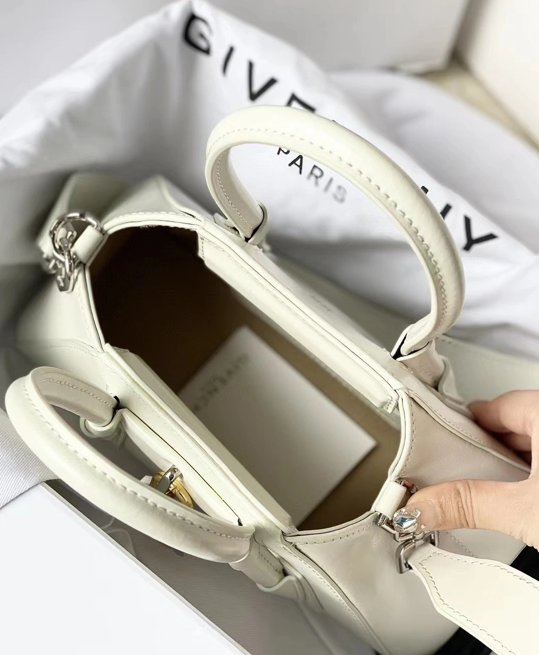 Givenchy AAA Quality Handbags For Women GoodFit 1376