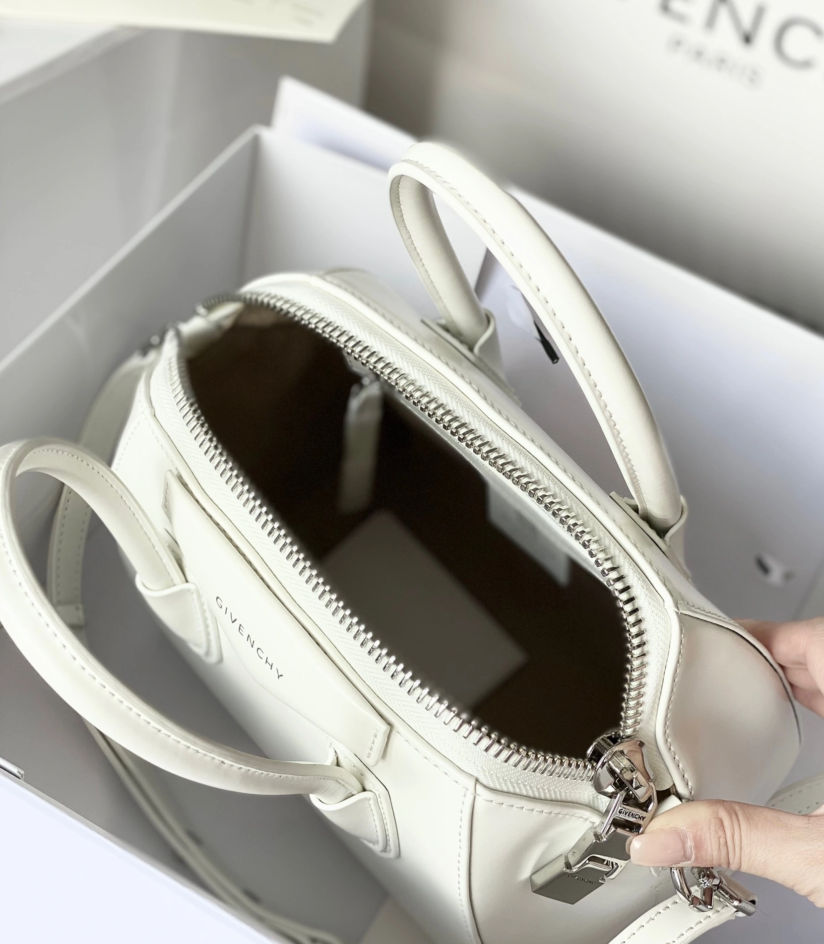 Givenchy AAA Quality Handbags For Women HighQuality 3683