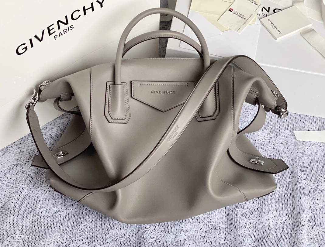Givenchy AAA Quality Handbags For Women Lightweight 3439