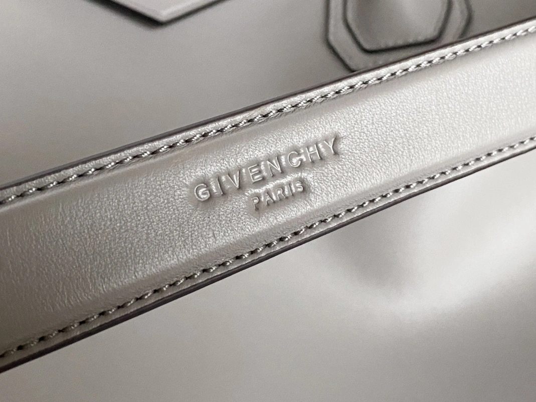 Givenchy AAA Quality Handbags For Women Lightweight 3439