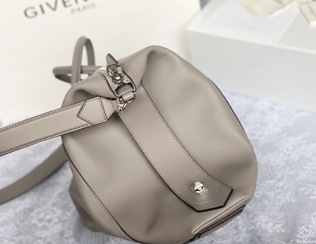 Givenchy AAA Quality Handbags For Women Lightweight 3439