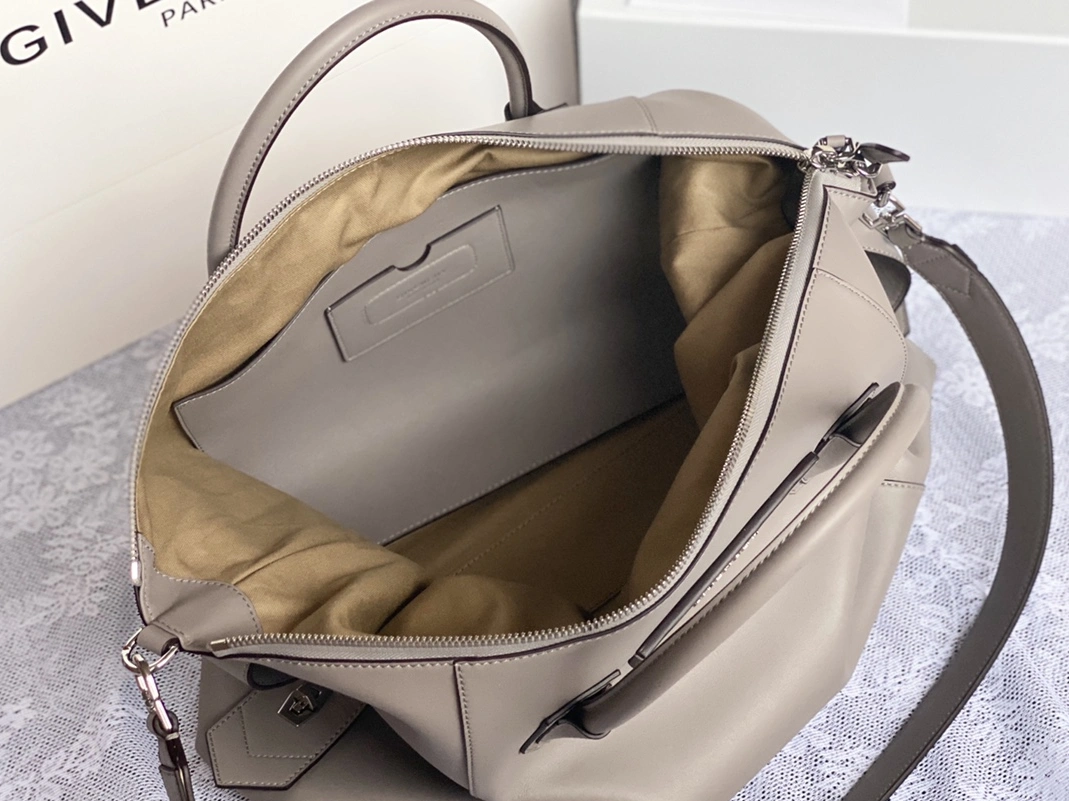 Givenchy AAA Quality Handbags For Women Lightweight 3439