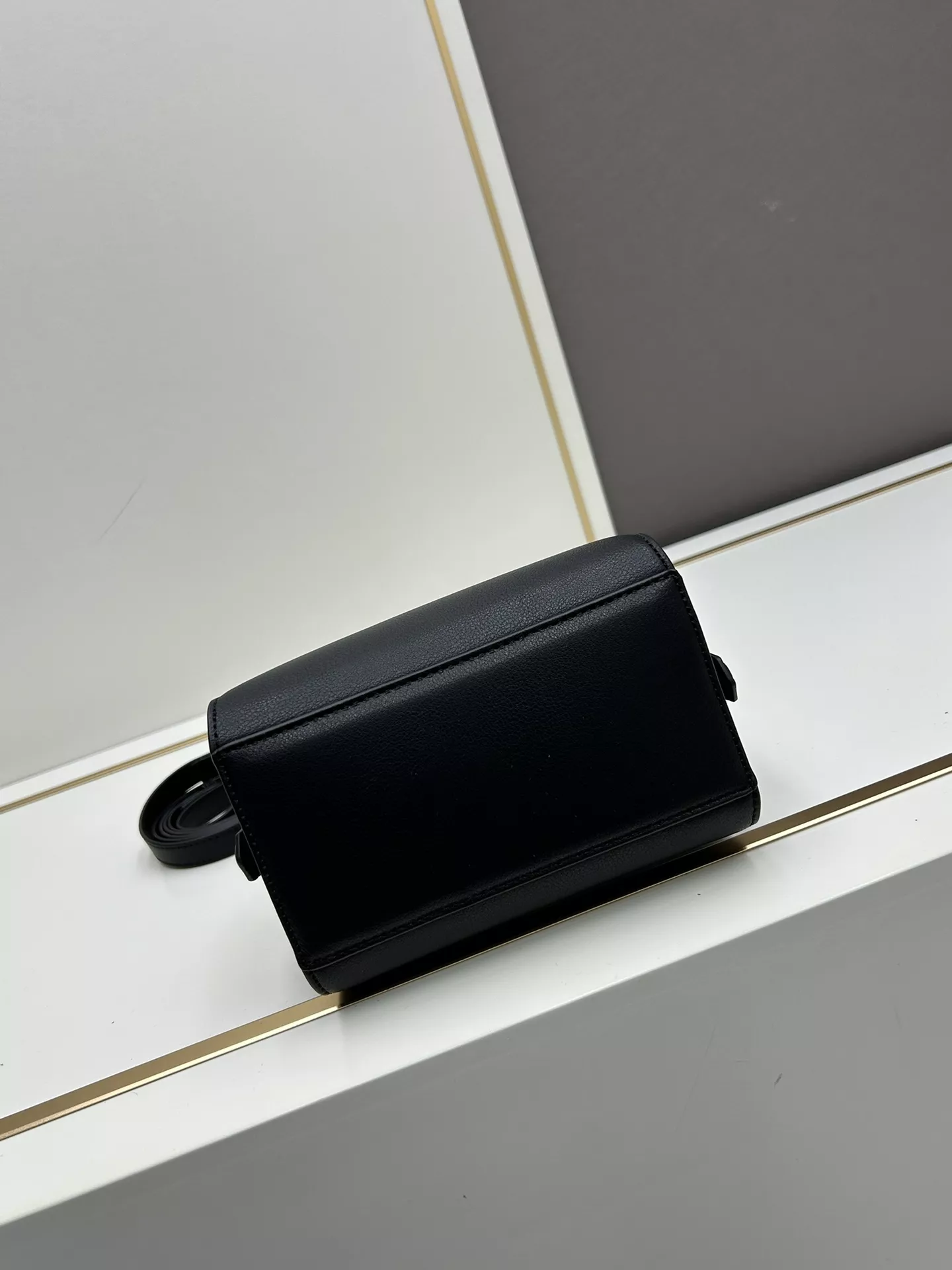 Givenchy AAA Quality Handbags For Women Lightweight 8425