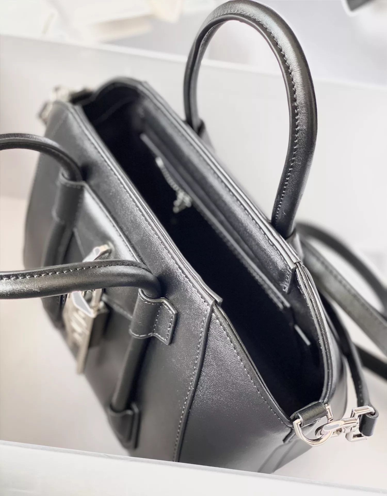 Givenchy AAA Quality Handbags For Women Modern 3858