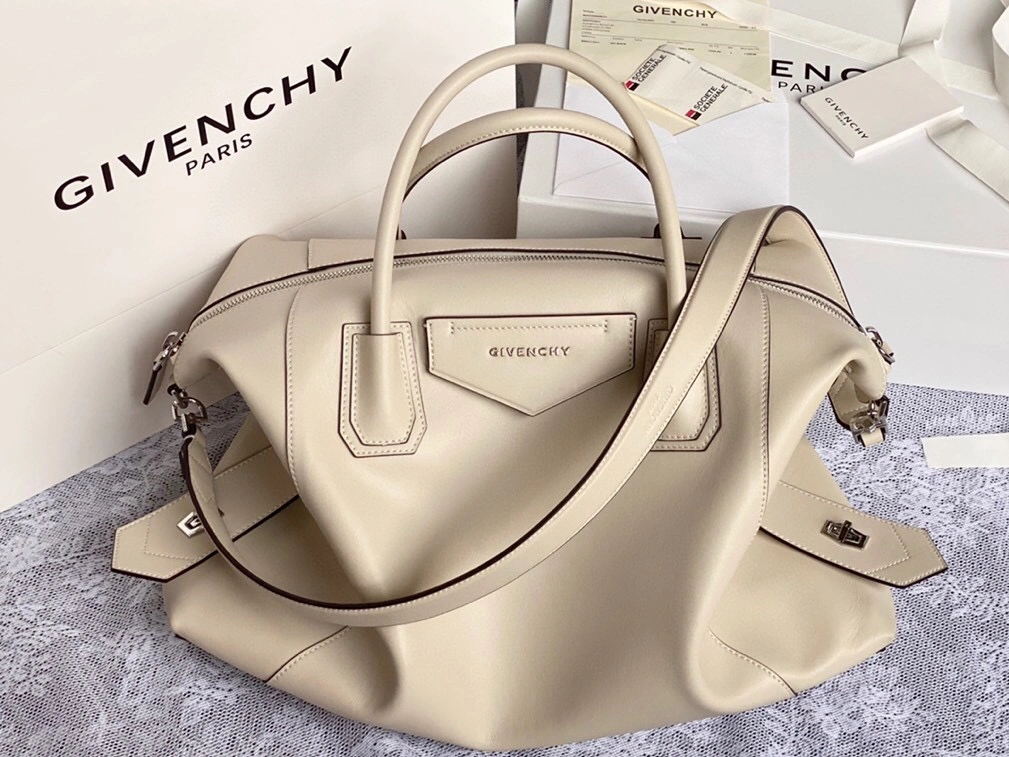 Givenchy AAA Quality Handbags For Women Practical 6422