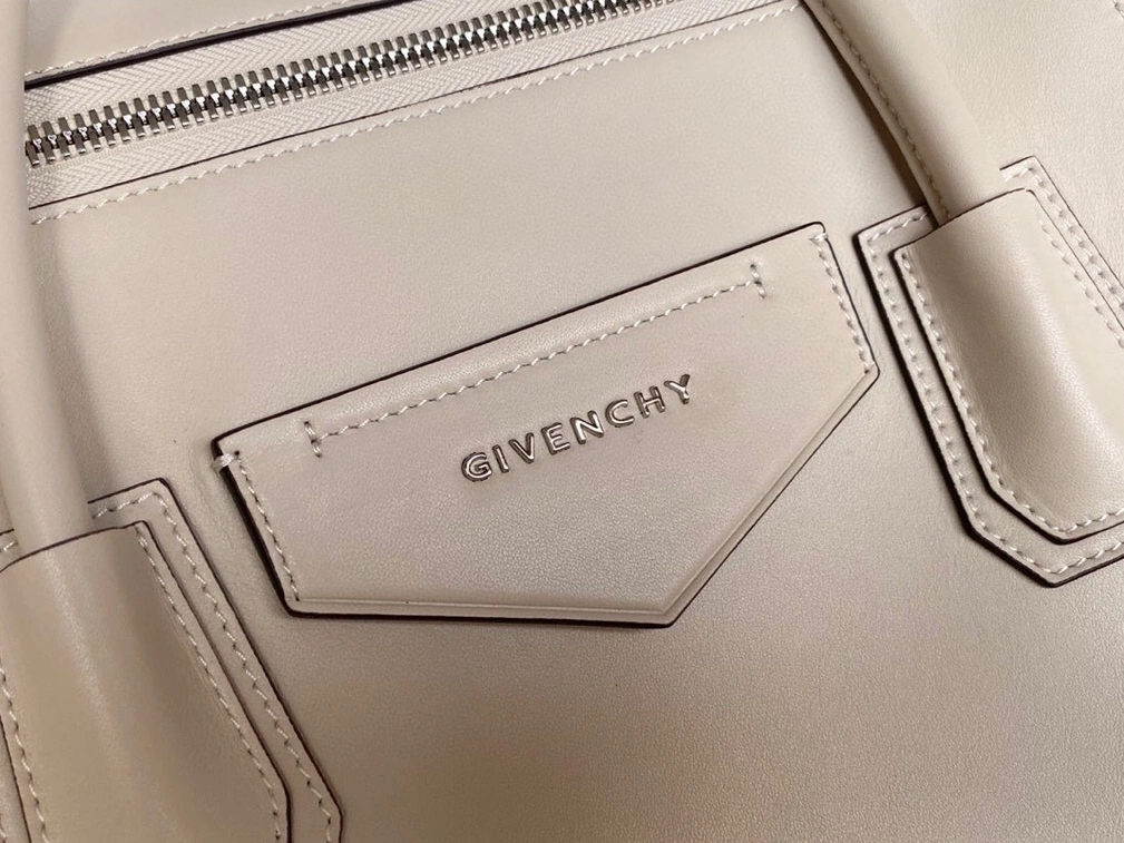 Givenchy AAA Quality Handbags For Women Practical 6422