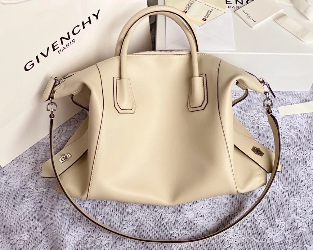 Givenchy AAA Quality Handbags For Women Practical 6422