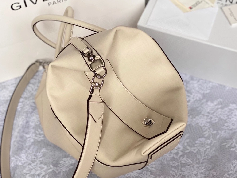 Givenchy AAA Quality Handbags For Women Practical 6422
