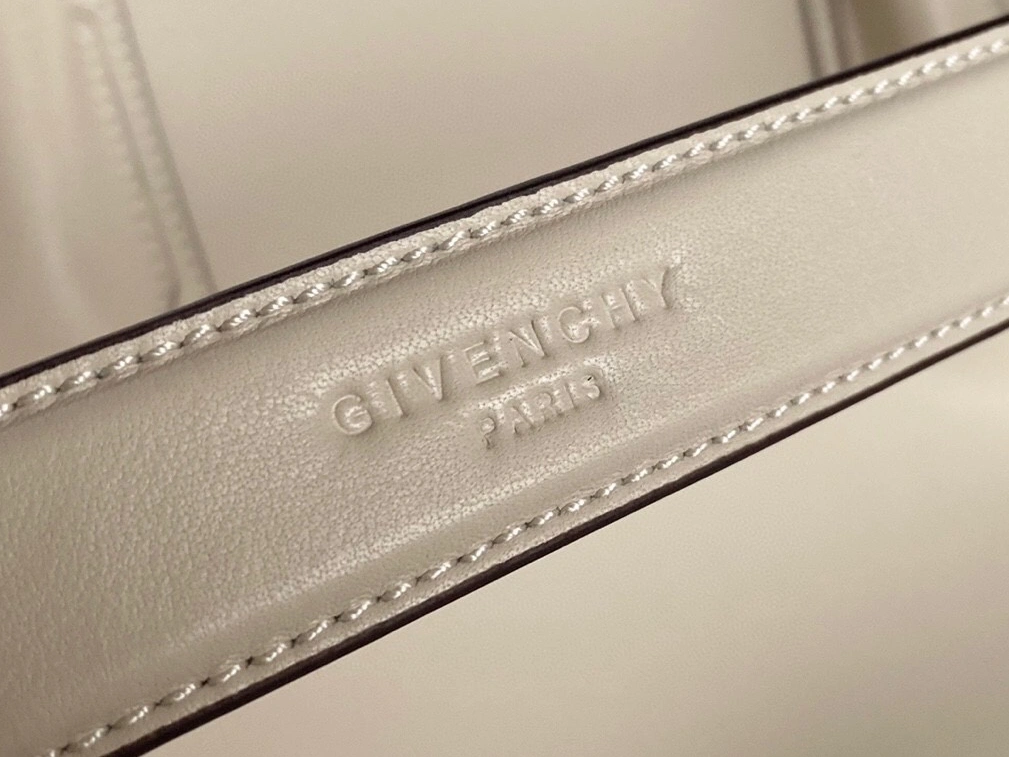 Givenchy AAA Quality Handbags For Women Practical 6422