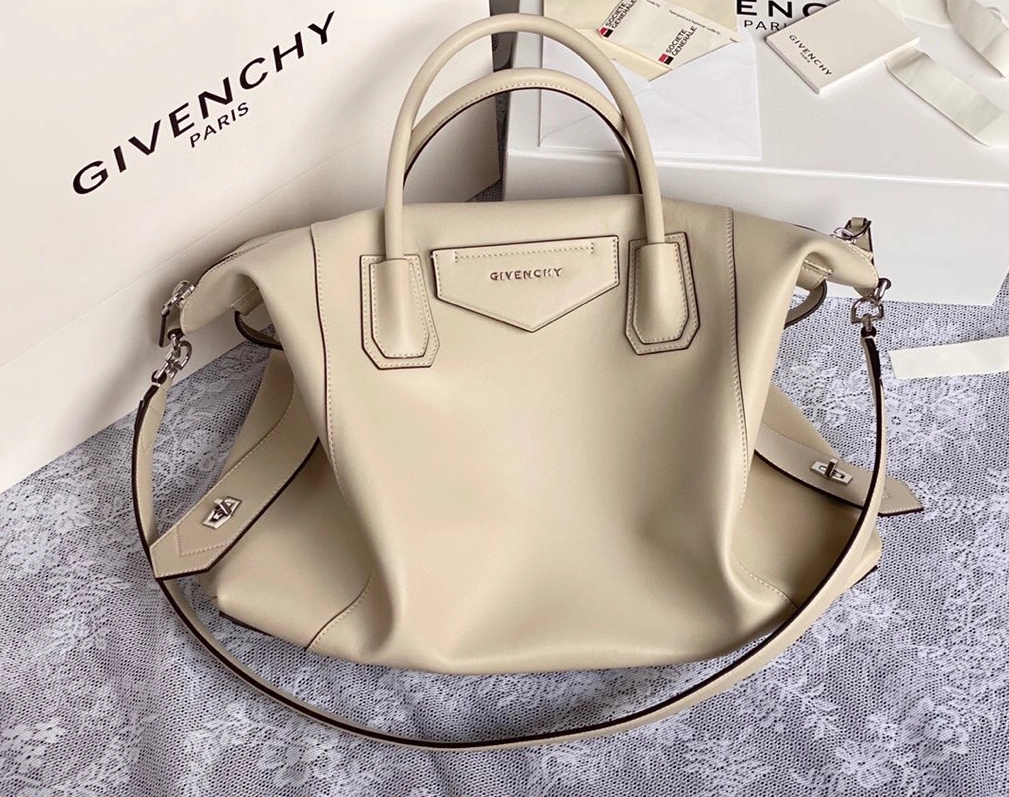 Givenchy AAA Quality Handbags For Women Practical 6422