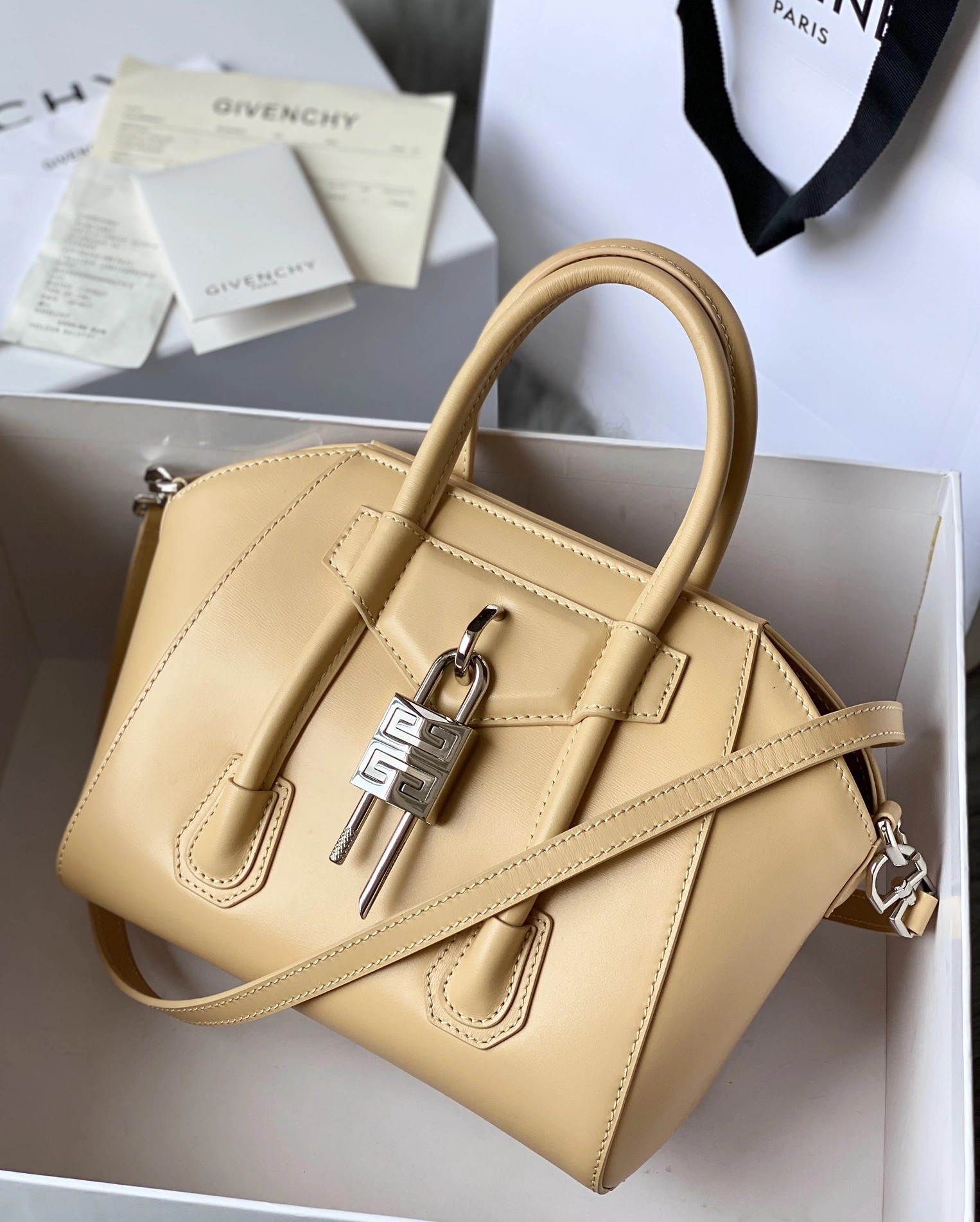 Givenchy AAA Quality Handbags For Women Refined 5012