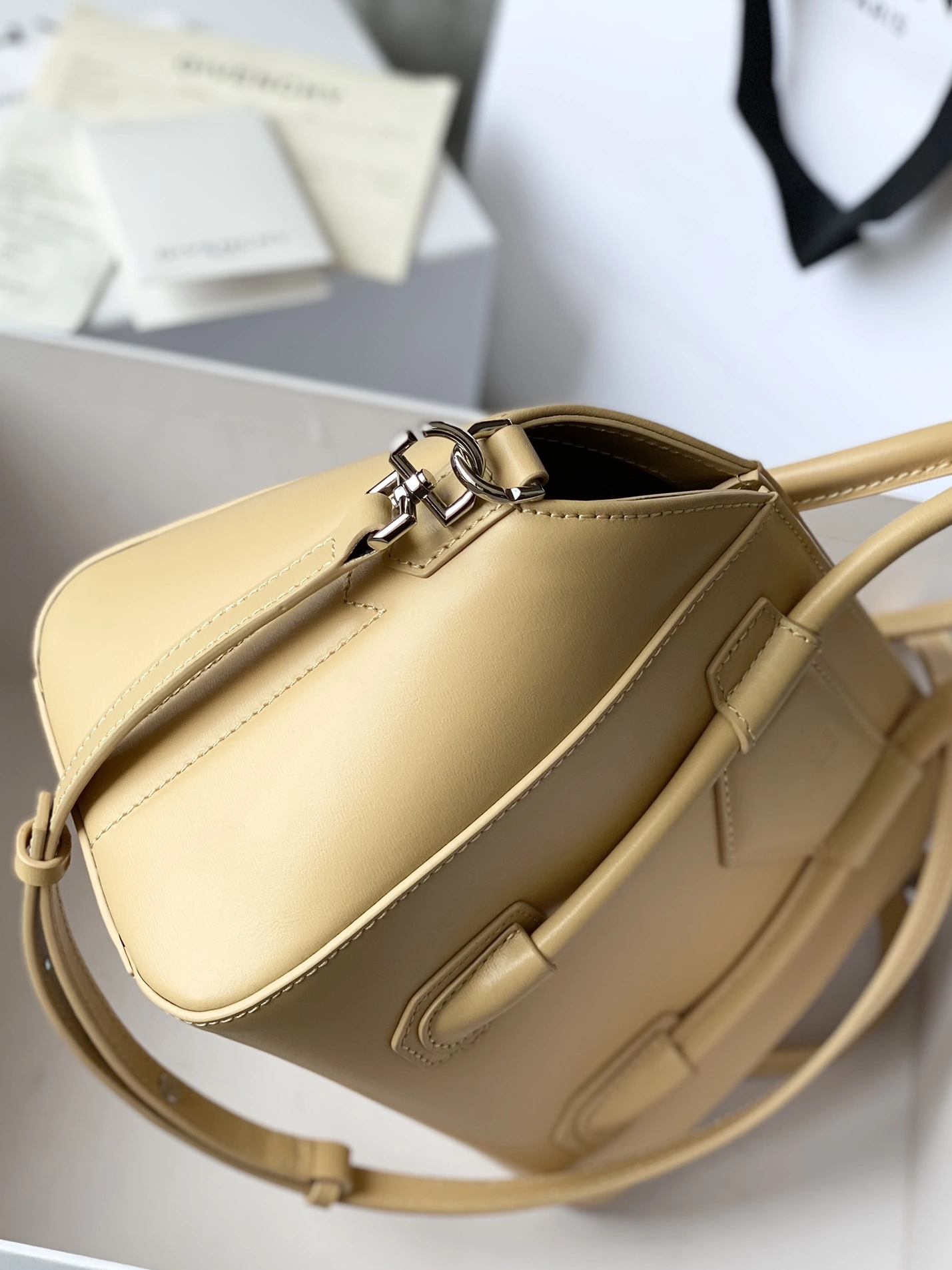 Givenchy AAA Quality Handbags For Women Refined 5012