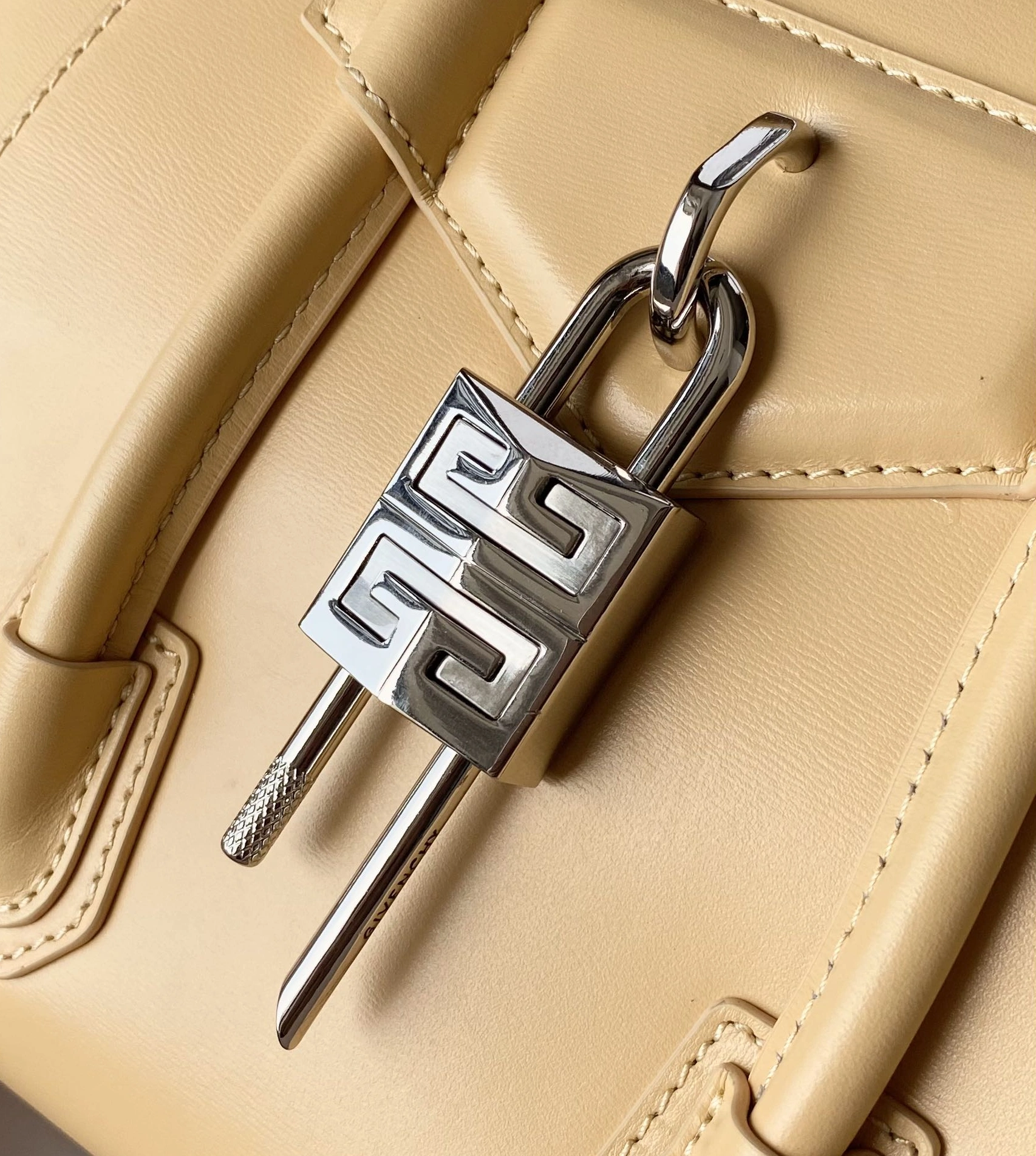 Givenchy AAA Quality Handbags For Women Refined 5012