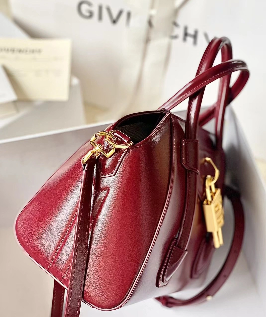 Givenchy AAA Quality Handbags For Women Refined 514