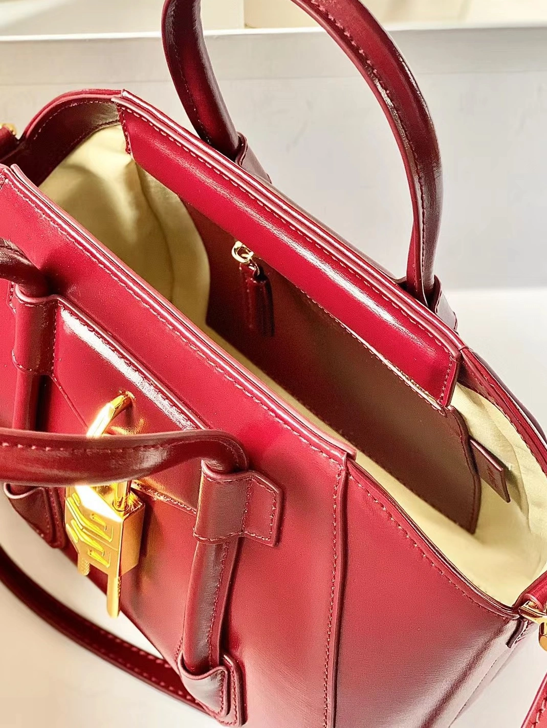 Givenchy AAA Quality Handbags For Women Refined 514