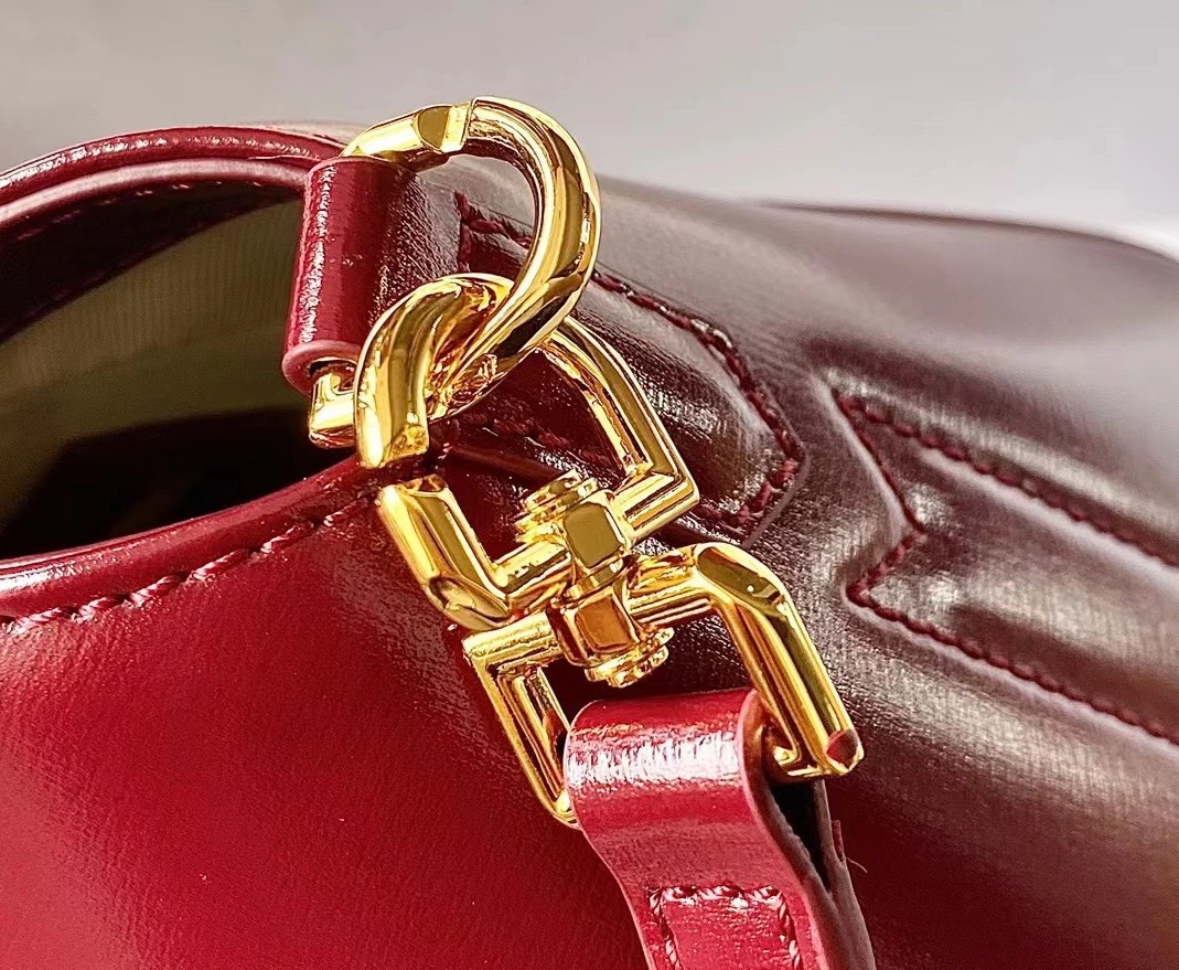 Givenchy AAA Quality Handbags For Women Refined 514