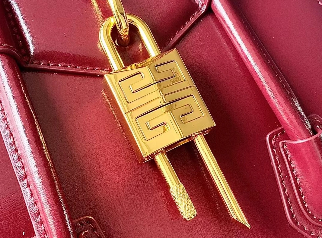Givenchy AAA Quality Handbags For Women Refined 514