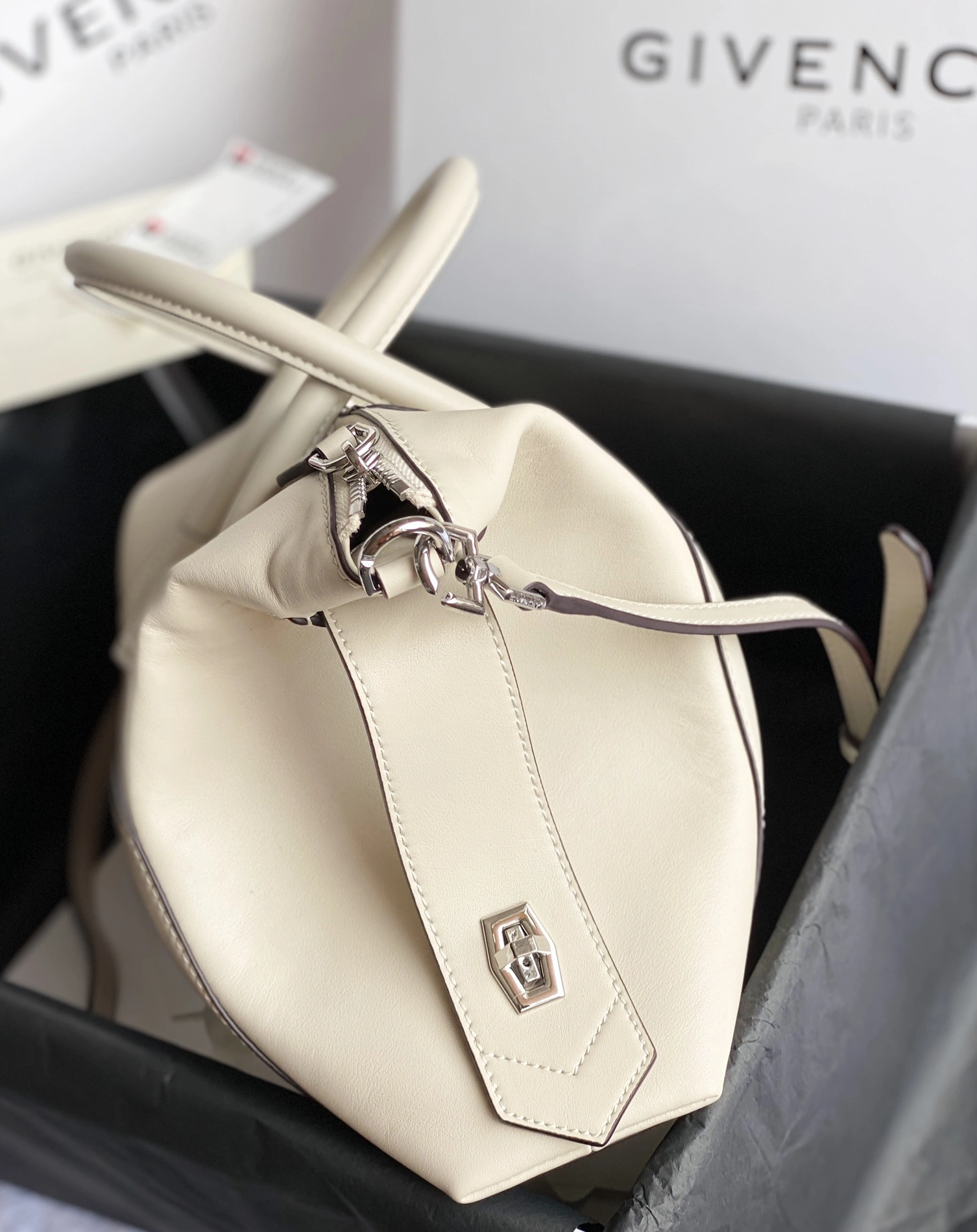 Givenchy AAA Quality Handbags For Women Stylish 9628