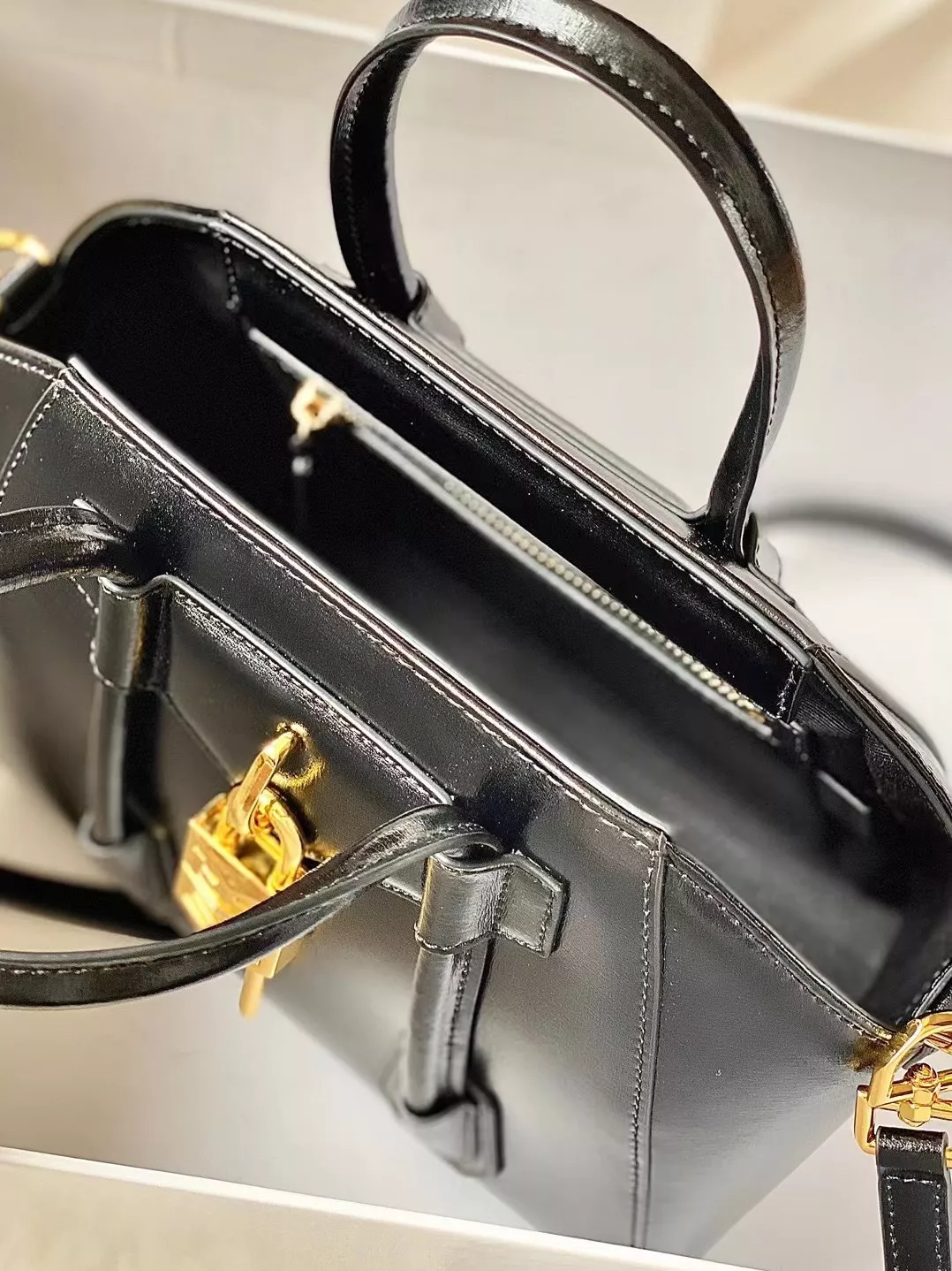 Givenchy AAA Quality Handbags For Women Timeless 9711