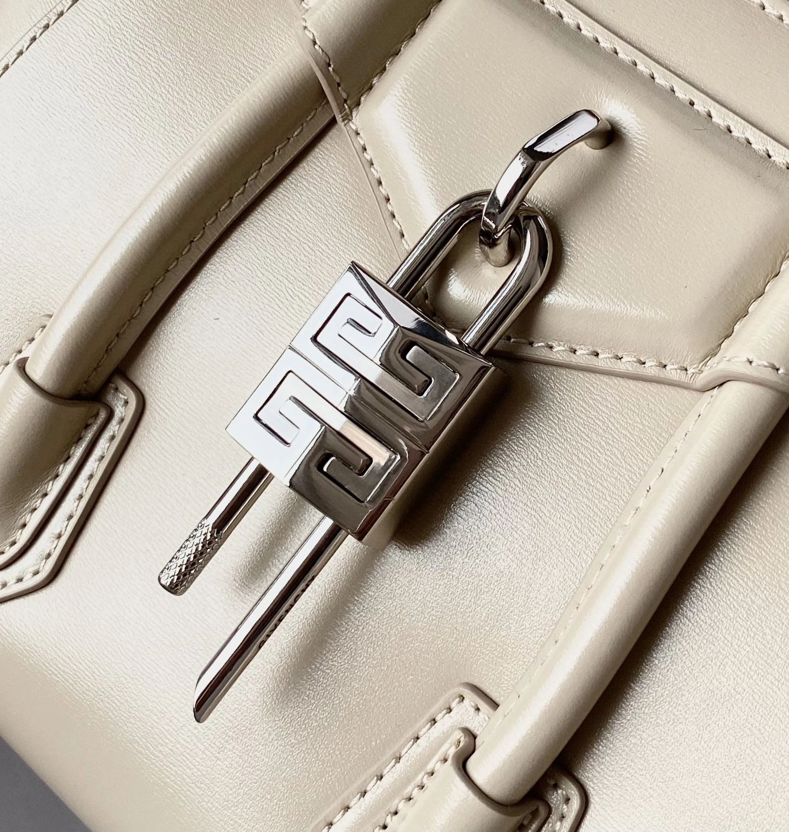 Givenchy AAA Quality Handbags For Women Trendy 3625