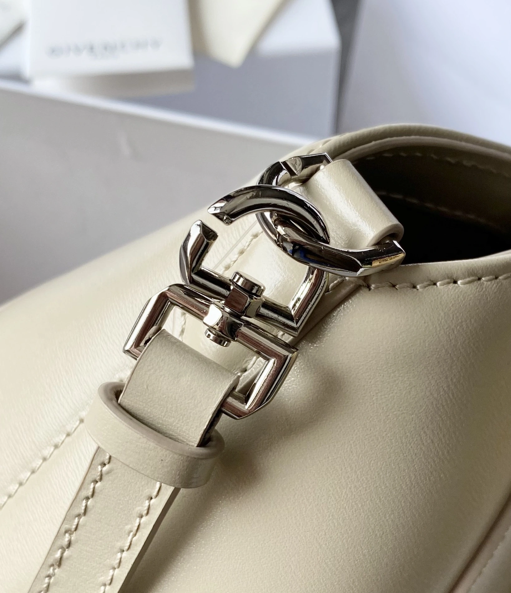 Givenchy AAA Quality Handbags For Women Trendy 3625