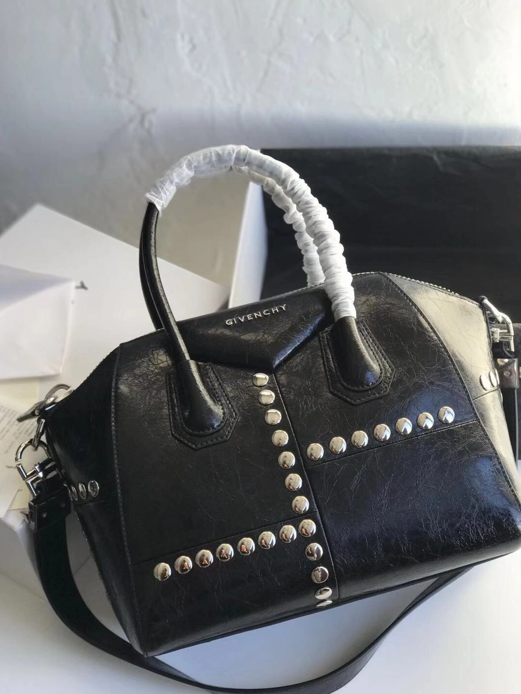 Givenchy AAA Quality Handbags For Women Versatile 9909
