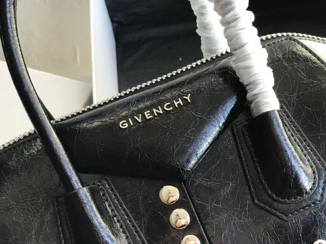 Givenchy AAA Quality Handbags For Women Versatile 9909