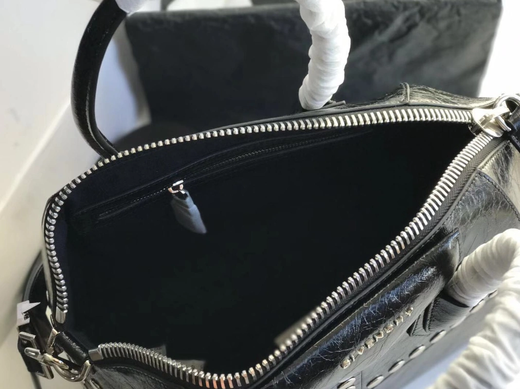 Givenchy AAA Quality Handbags For Women Versatile 9909