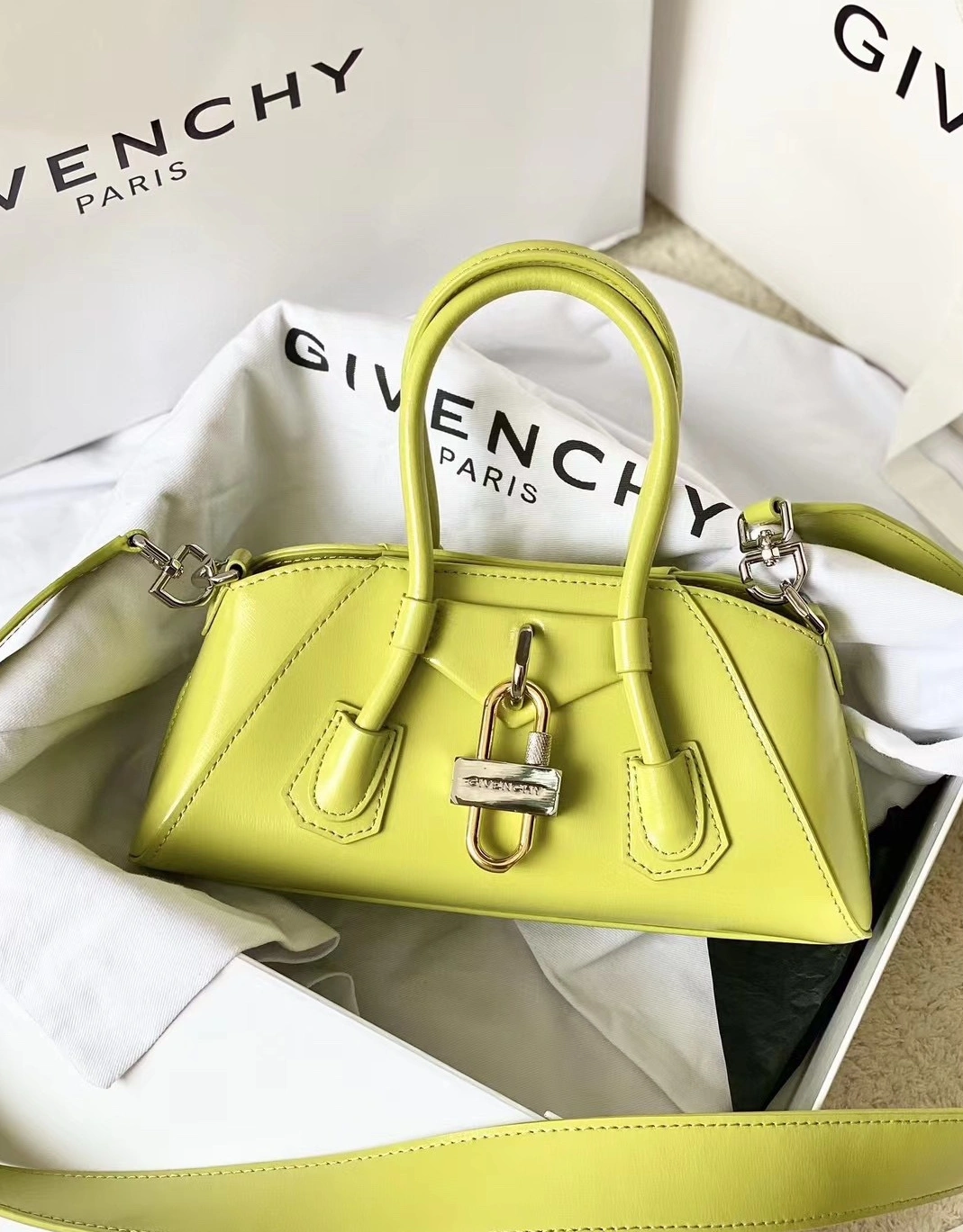 Givenchy AAA Quality Handbags For Women WellDesigned 2365