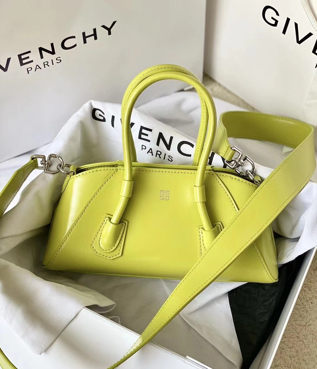 Givenchy AAA Quality Handbags For Women WellDesigned 2365