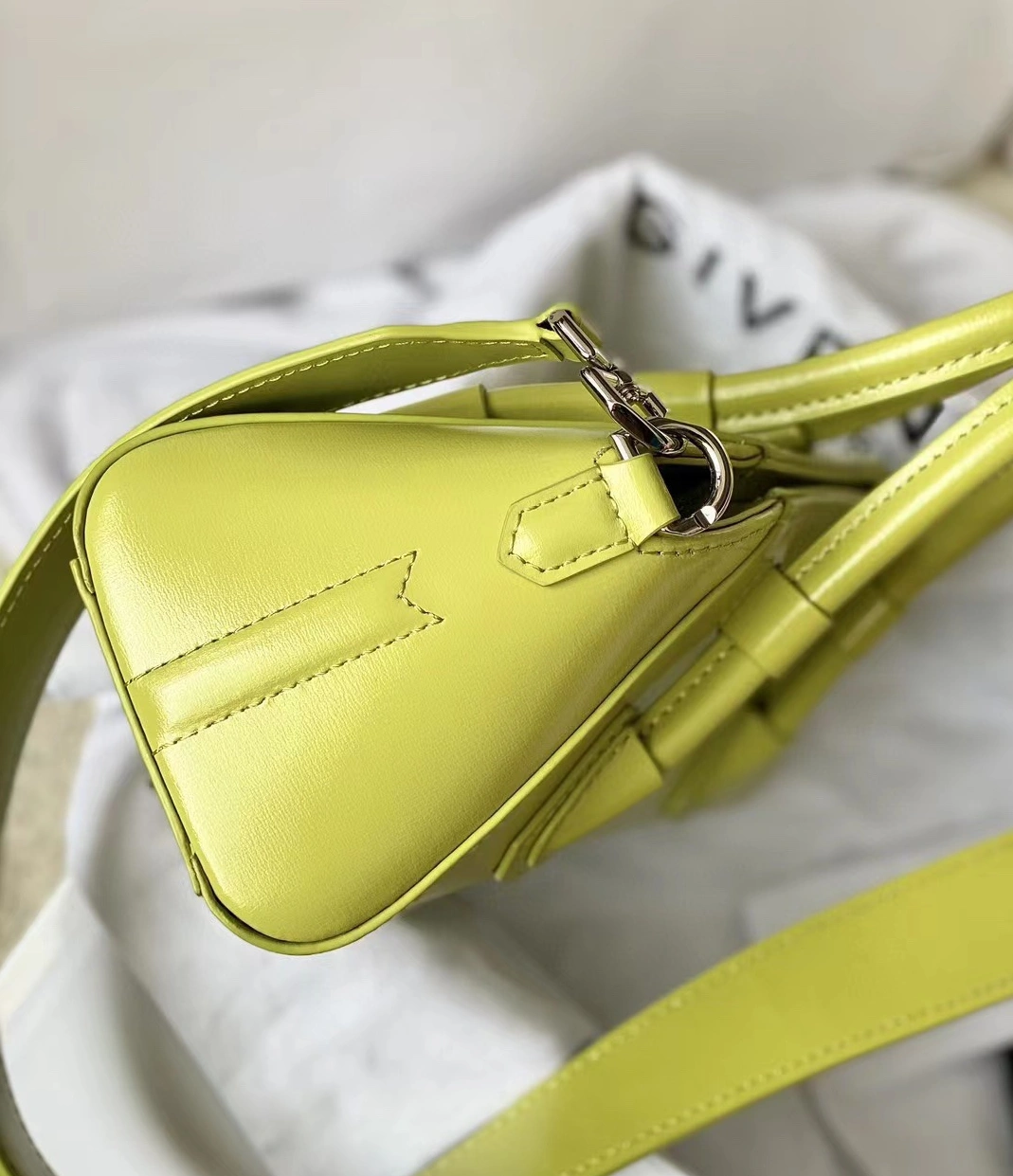 Givenchy AAA Quality Handbags For Women WellDesigned 2365