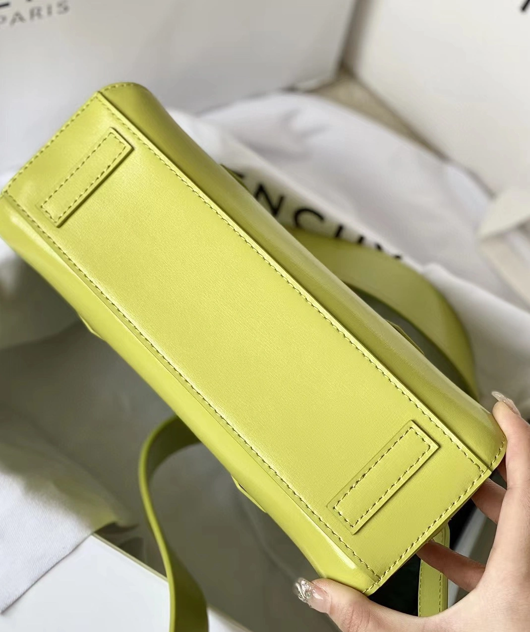 Givenchy AAA Quality Handbags For Women WellDesigned 2365