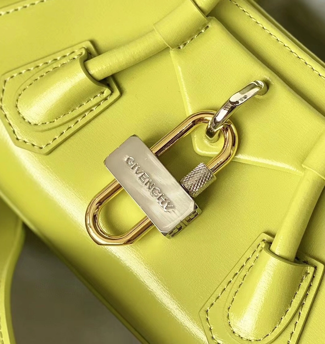Givenchy AAA Quality Handbags For Women WellDesigned 2365