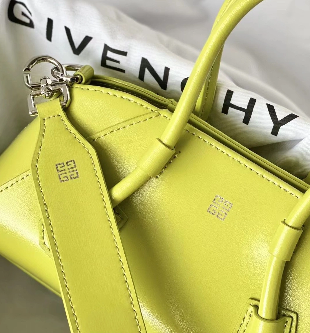 Givenchy AAA Quality Handbags For Women WellDesigned 2365