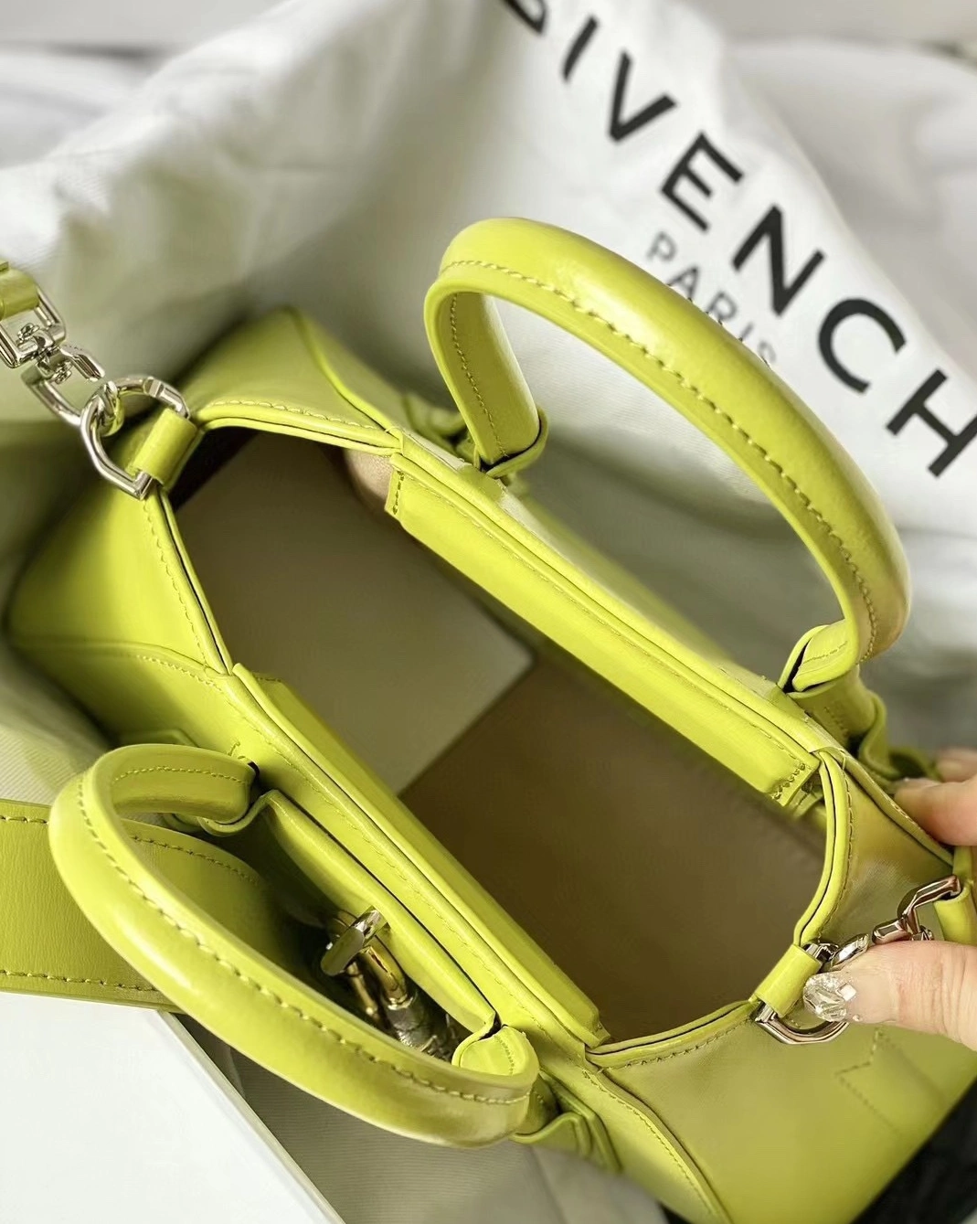 Givenchy AAA Quality Handbags For Women WellDesigned 2365