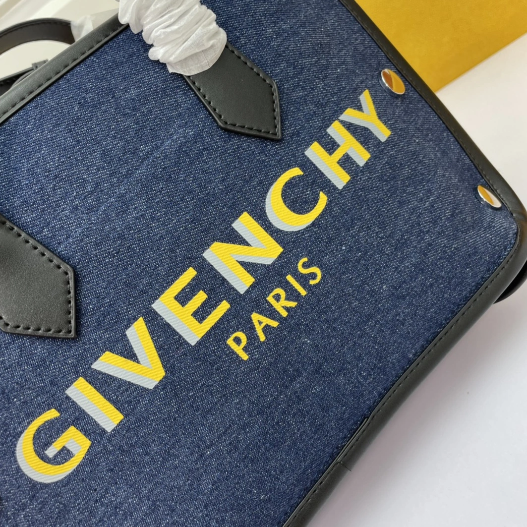 Givenchy AAA Quality Handbags For Women WellDesigned 5340