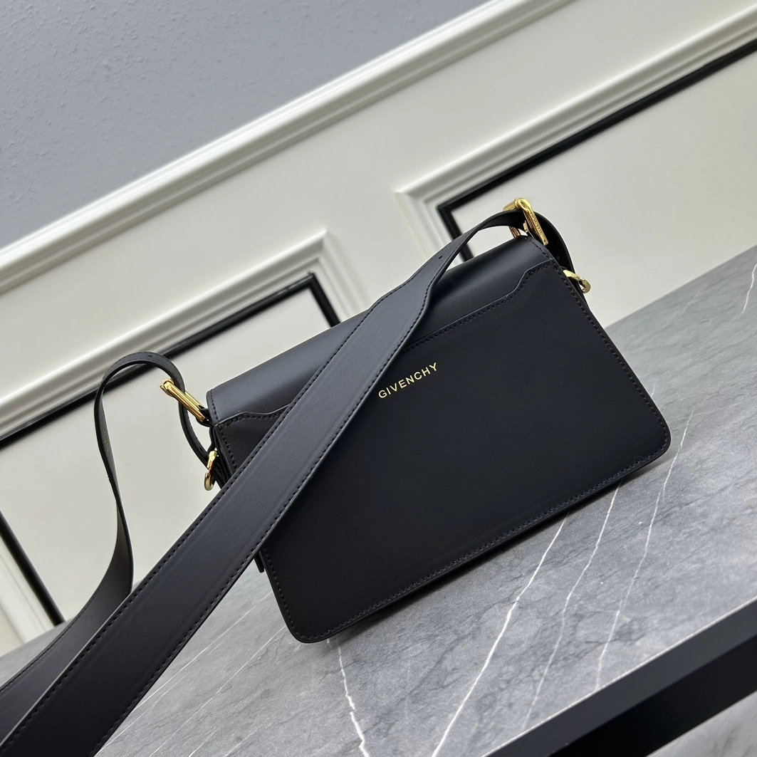 Givenchy AAA Quality Messenger Bags For Women AllSeason 3612