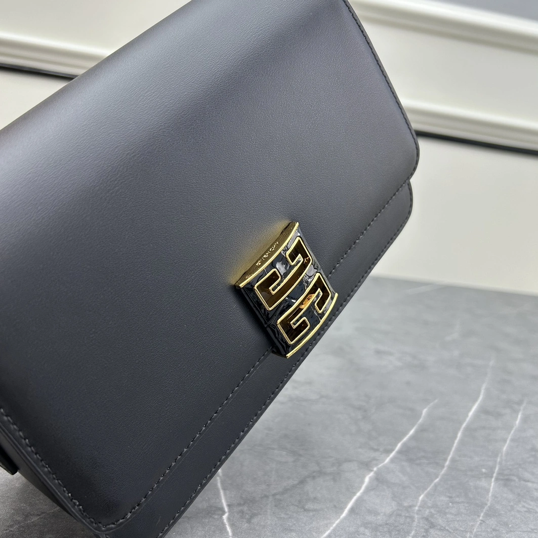 Givenchy AAA Quality Messenger Bags For Women AllSeason 3612