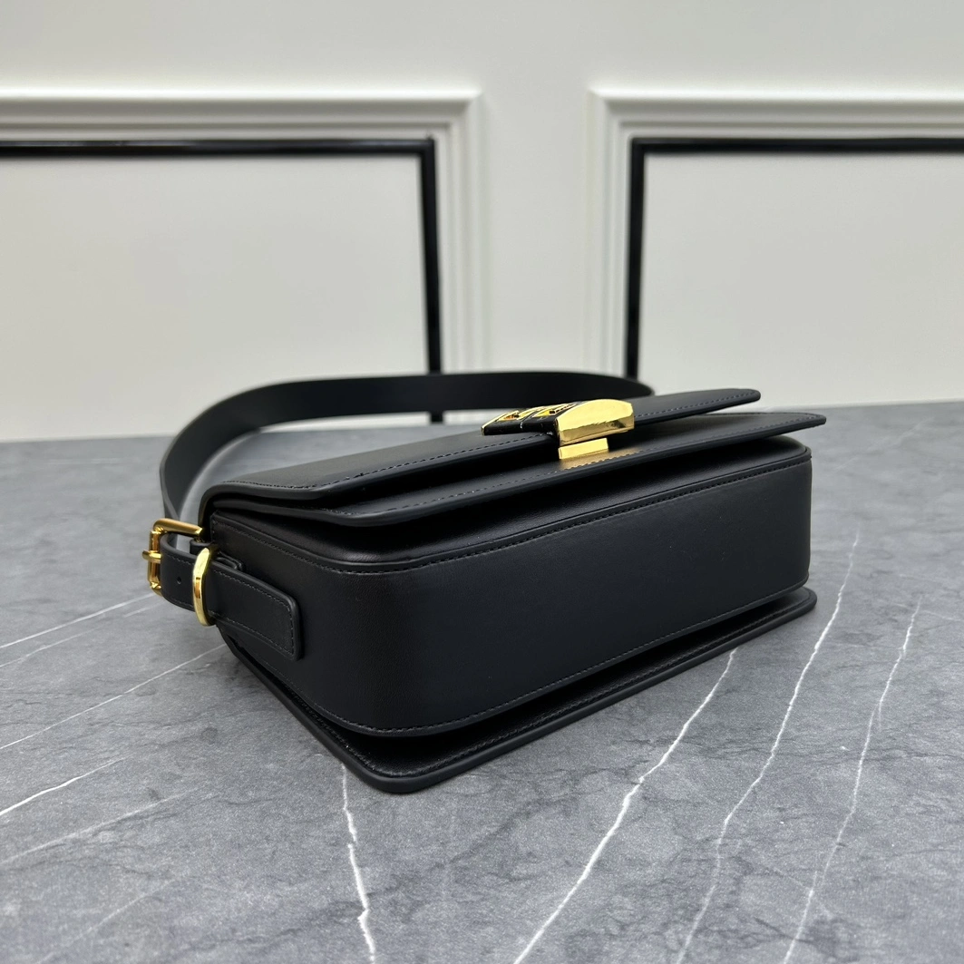 Givenchy AAA Quality Messenger Bags For Women AllSeason 3612
