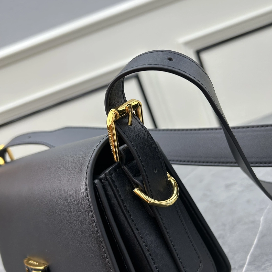 Givenchy AAA Quality Messenger Bags For Women AllSeason 3612