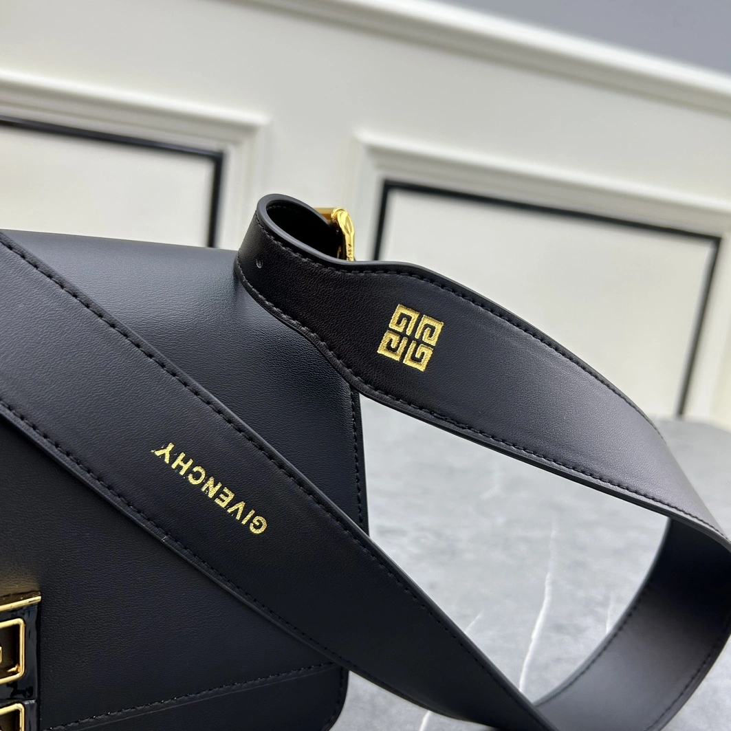 Givenchy AAA Quality Messenger Bags For Women AllSeason 3612