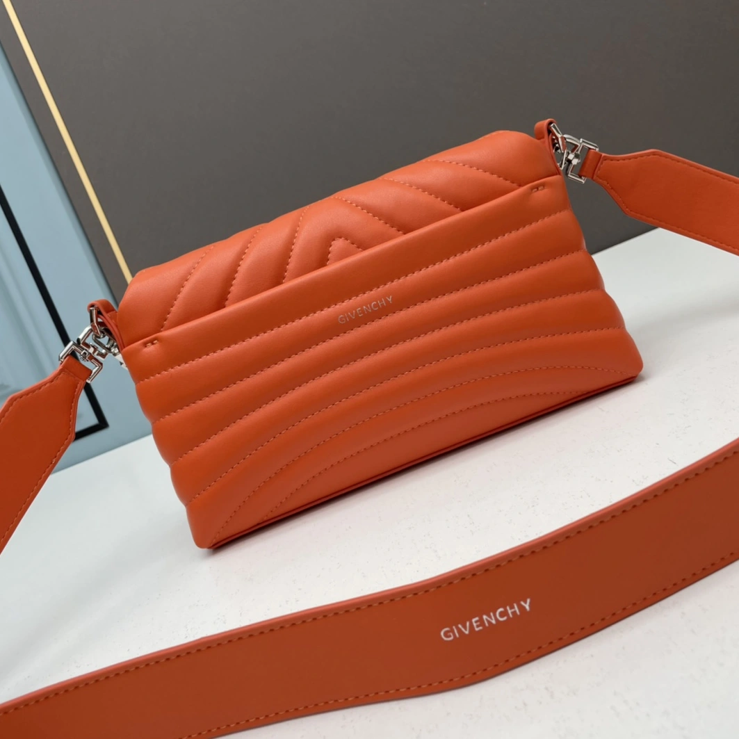Givenchy AAA Quality Messenger Bags For Women Bold 1608