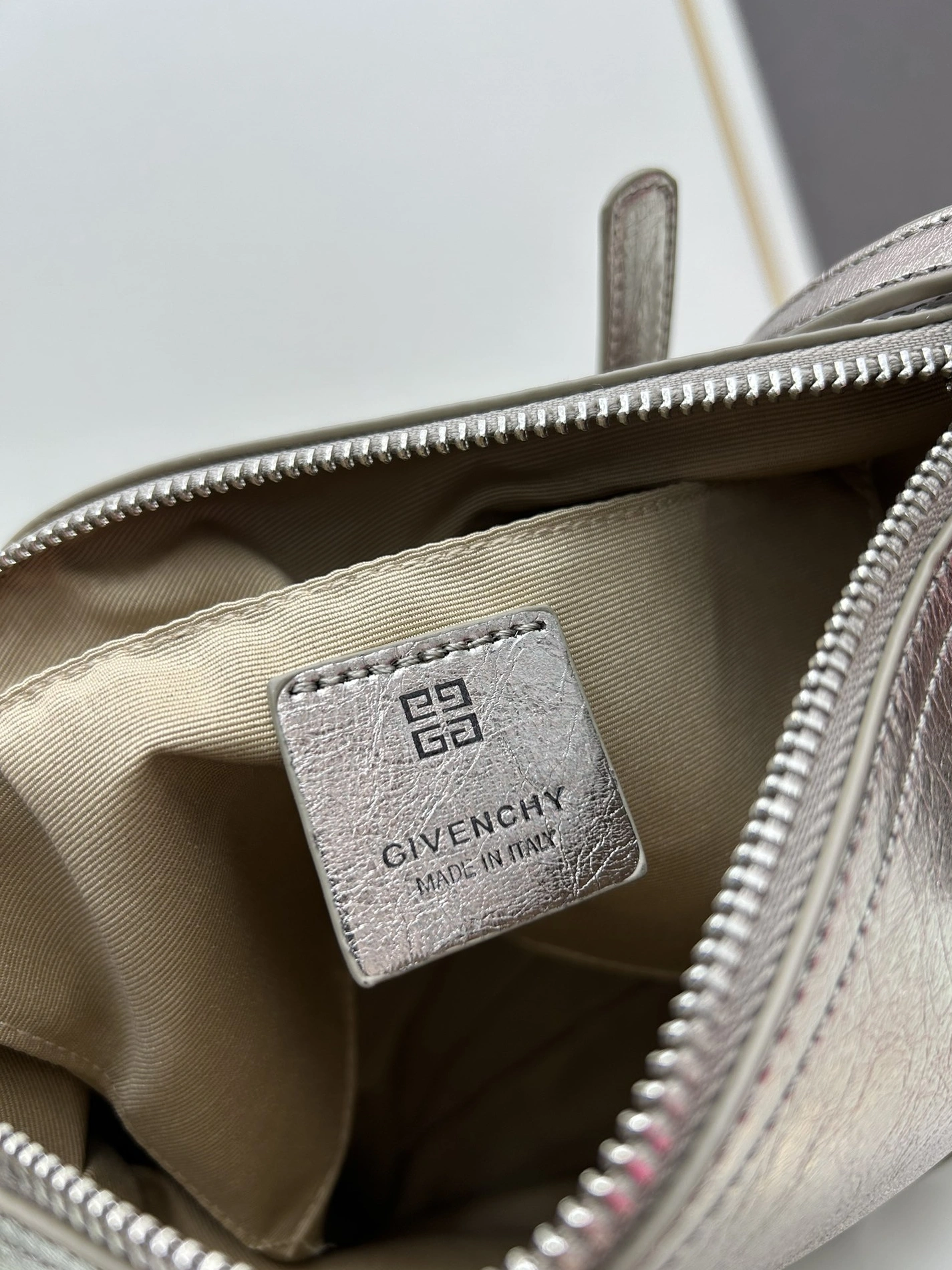 Givenchy AAA Quality Messenger Bags For Women DailyWear 6693