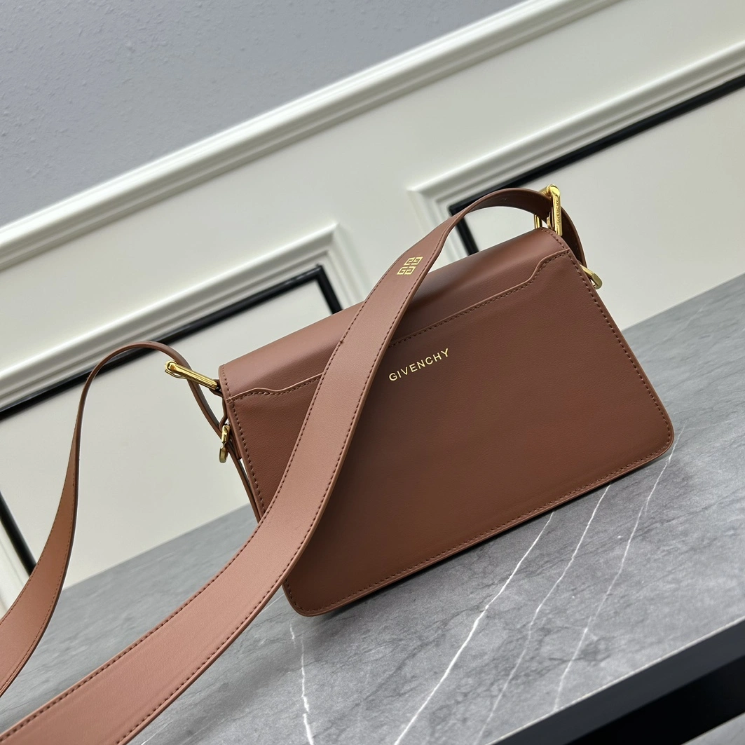 Givenchy AAA Quality Messenger Bags For Women Elegant 332