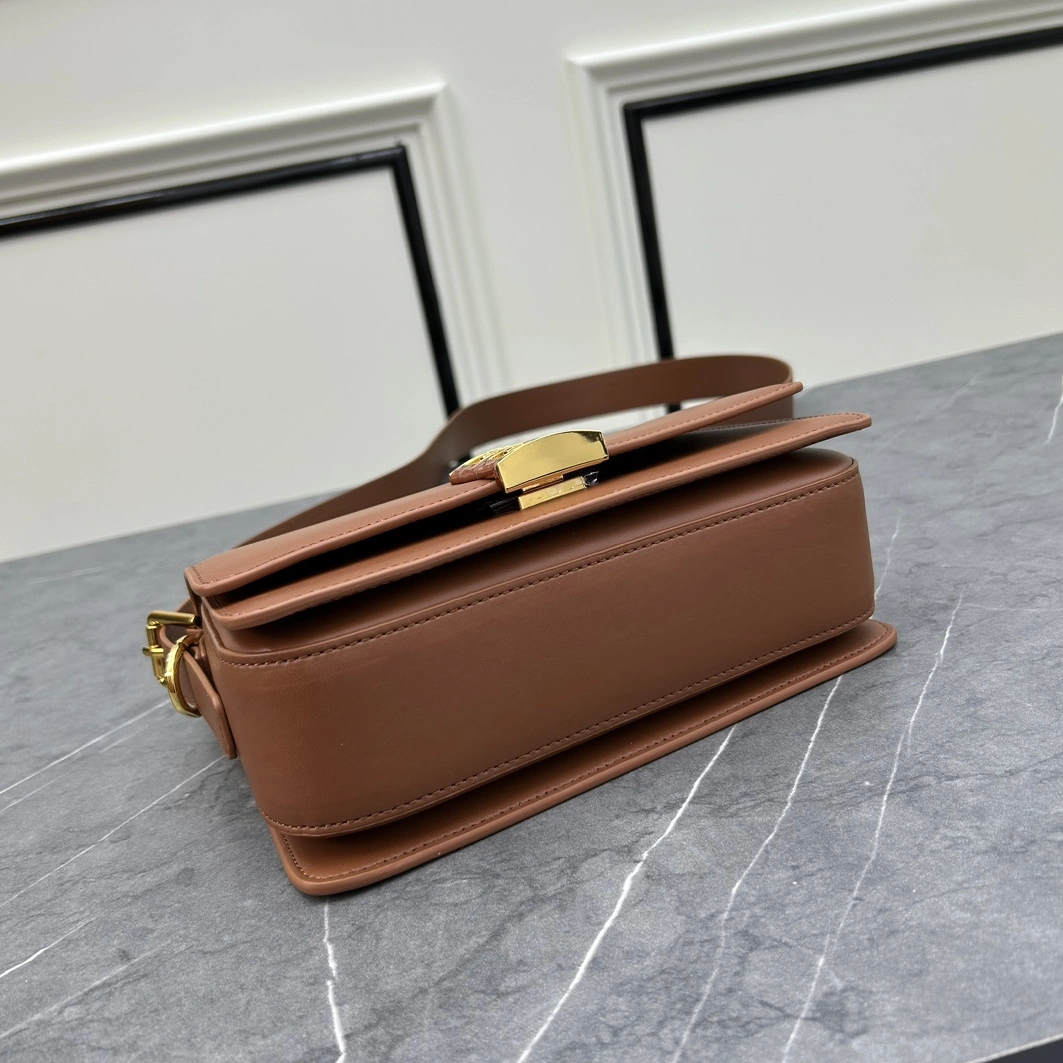 Givenchy AAA Quality Messenger Bags For Women Elegant 332
