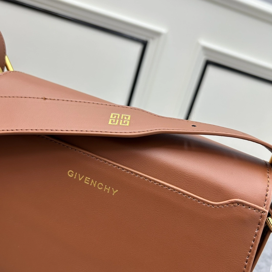 Givenchy AAA Quality Messenger Bags For Women Elegant 332
