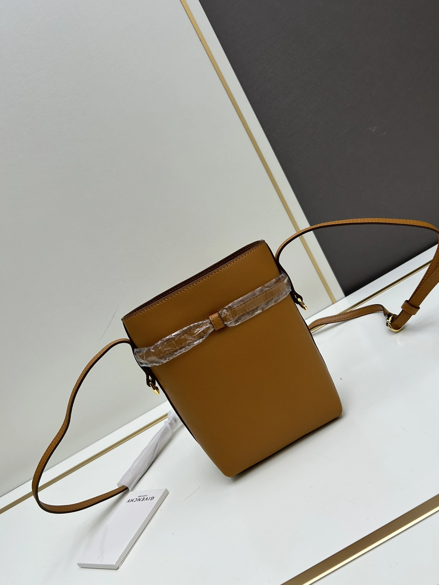 Givenchy AAA Quality Messenger Bags For Women Flexible 5079