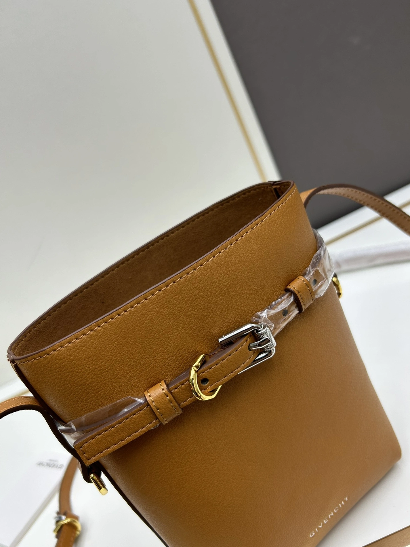 Givenchy AAA Quality Messenger Bags For Women Flexible 5079