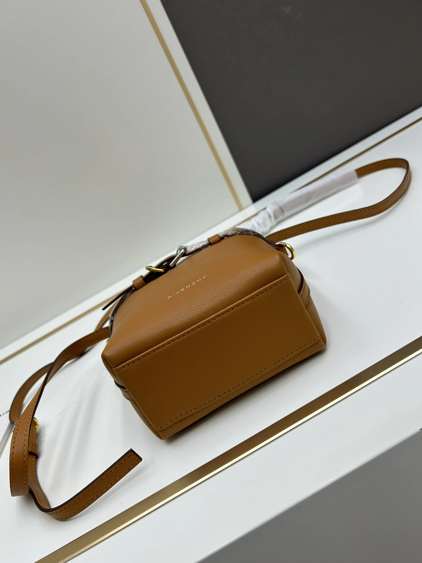 Givenchy AAA Quality Messenger Bags For Women Flexible 5079