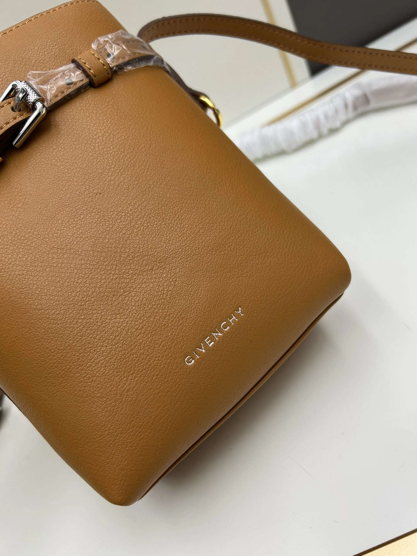 Givenchy AAA Quality Messenger Bags For Women Flexible 5079